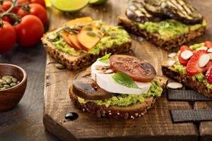 variedad de tostadas de aguacate en una tabla para cortar foto