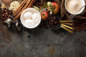 concepto de horneado de otoño con manzanas, avena y harina foto