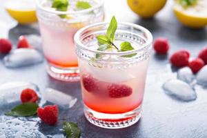 limonada de limón y frambuesa para los días de verano foto