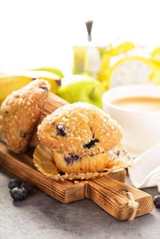 muffins de arándanos y plátano con café para el desayuno foto