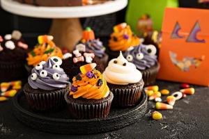 cupcakes de halloween con decoraciones foto