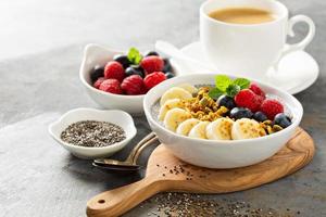 budín de chía de vainilla en un bol con fruta fresca foto