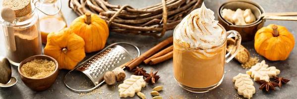 Latte de especias de calabaza en una taza de vidrio foto