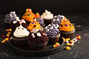 cupcakes y golosinas festivas de halloween foto