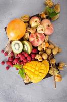 tabla de frutas tropicales frescas y maduras