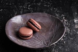 macarons franceses de chocolate con relleno de ganache foto