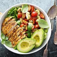 tazón de almuerzo caprese con pollo a la parrilla foto