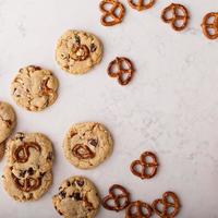 chispas de chocolate y galletas de pretzels en una mesa de mármol foto