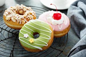 donuts dulces en una rejilla para enfriar foto
