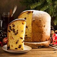 panettone navideño tradicional con frutos secos foto