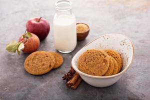 galletas de puré de manzana y canela foto