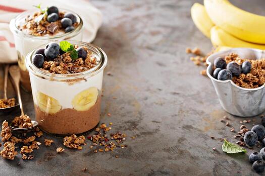 budín de chía y chocolate con rodajas de plátano foto