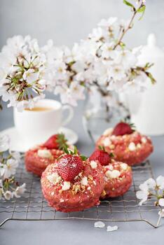 rosquillas de tarta de fresa en una rejilla para enfriar foto
