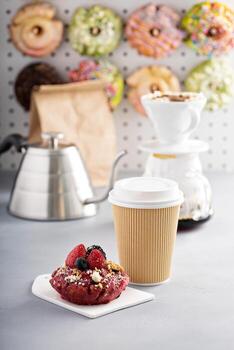rosquillas de tarta de bayas con café para llevar foto