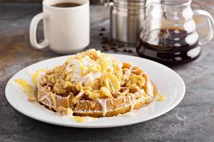 waffle de budín de plátano con crema batida foto