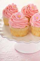 cupcakes de vainilla con glaseado de frambuesa rosa foto