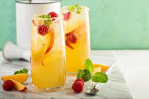 colorida bebida fría refrescante de verano con melocotones foto