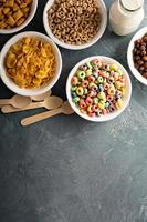 variedad de cereales fríos en tazones blancos foto