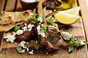 chuletas de cordero con hierbas y queso feta foto