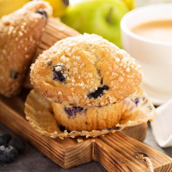 muffins de arándanos y plátano con café para el desayuno foto