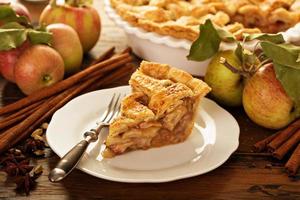 trozo de tarta de manzana en un plato foto