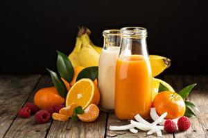 jugos frescos de zanahoria, naranja y coco foto