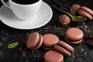 macarons franceses de chocolate con relleno de ganache foto
