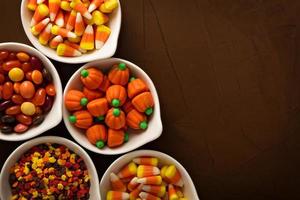 dulces de halloween en tazones blancos foto