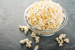 palomitas de maíz en tazas rojas foto