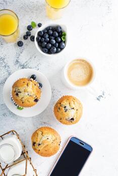 desayuno amplio y luminoso con muffin de arándanos foto