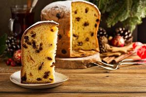 panettone navideño tradicional con frutos secos foto