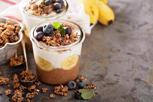 budín de chía y chocolate con rodajas de plátano foto