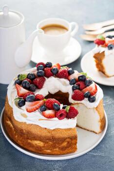 pastel de ángel con crema batida y bayas foto