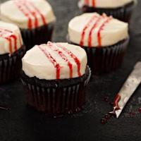 espeluznantes cupcakes temáticos de halloween con sangre falsa