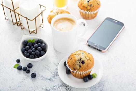 desayuno amplio y luminoso con muffin de arándanos foto