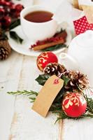 té temático navideño con regalos y decoraciones