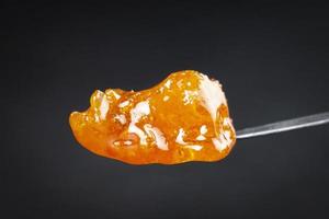 Cannabis golden dab en la oscuridad, cierre de cera de resina thc foto