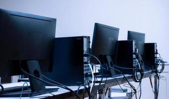 fila de computadoras y monitores en clase de computación foto