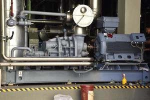 motor para grandes máquinas industriales en línea de producción. foto