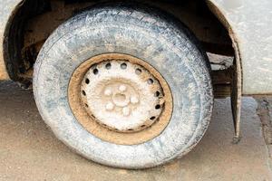 ruedas de camioneta sucias de barro foto