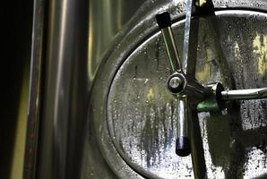 cierre la puerta de la esclusa de aire para el tanque de fermentación de cerveza pequeño foto