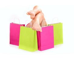 piernas femeninas con bolsas de compras foto