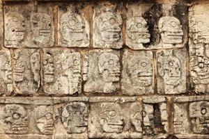 primer plano de calaveras mayas foto