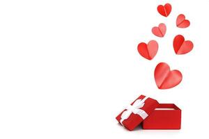 caja de regalo roja con corazones rojos sobre un fondo blanco foto