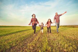 familia corriendo juntos en el campo foto