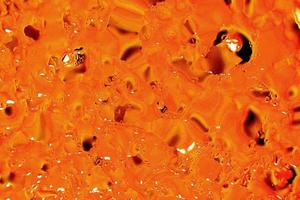 fondo naranja claro abstracto con círculos de aceite. burbujas de aceite de agua de cerca. fondo de burbujas de círculo ardiente foto