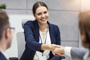 entrevista de negocios en la oficina moderna foto