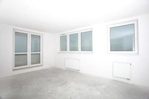 habitación interior blanca con ventanas foto