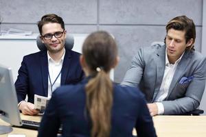 entrevista de negocios en la oficina moderna foto