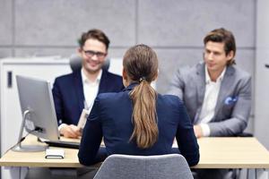 entrevista de negocios en la oficina moderna foto